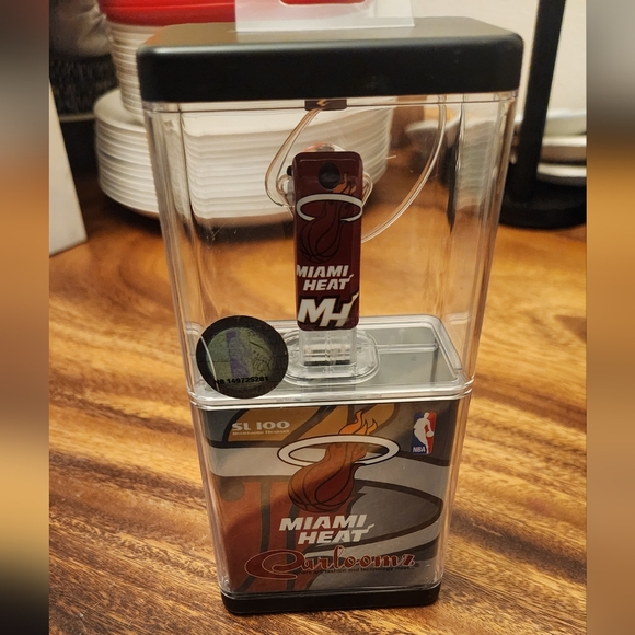 NBA Miami HEAT Earloomz Universal Bluetooth Headset - Picture 2 of 4